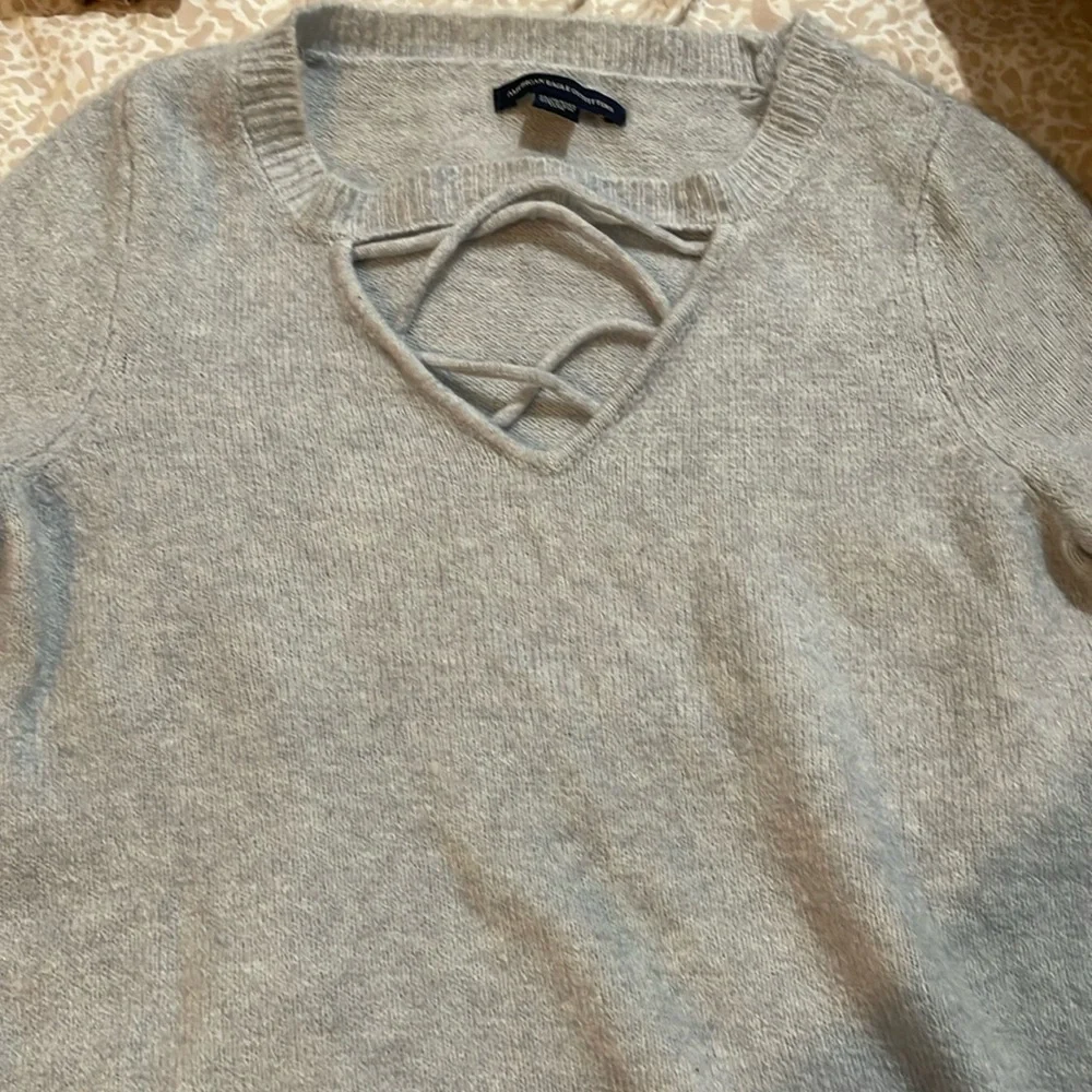 A gray scoop/V-shaped long sleeves sweater - Picture 1 of 3